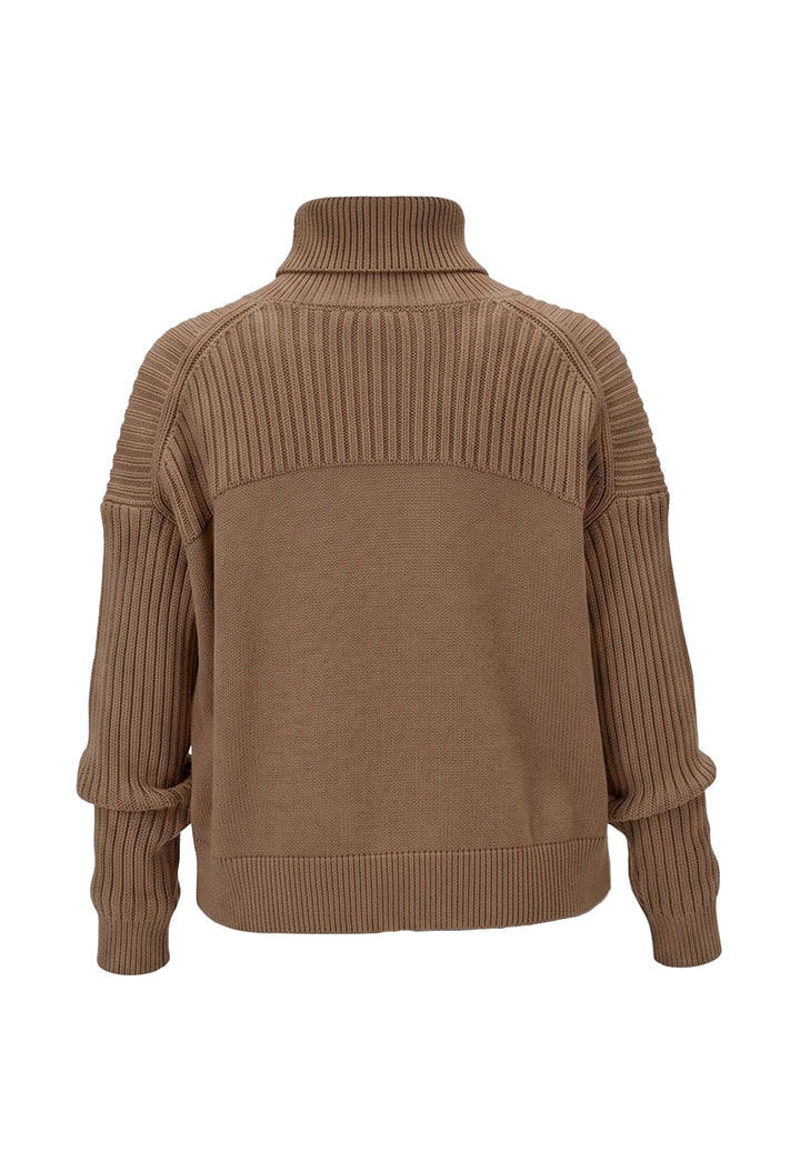 Jersey de cuello alto marrón para niña
