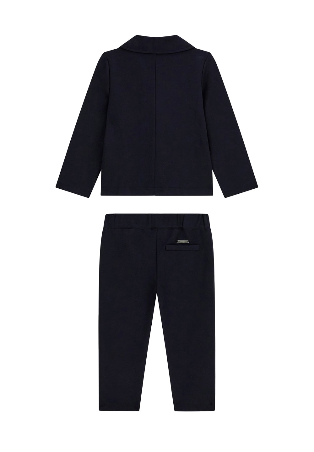 Traje azul elegante para niño