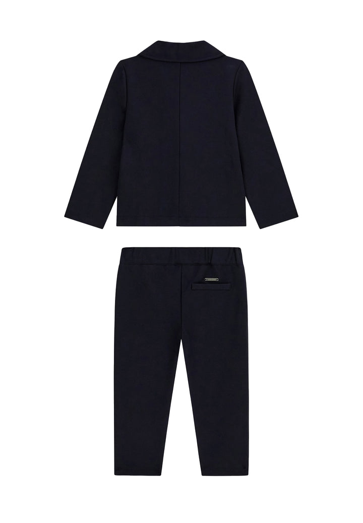 Traje azul elegante para niño